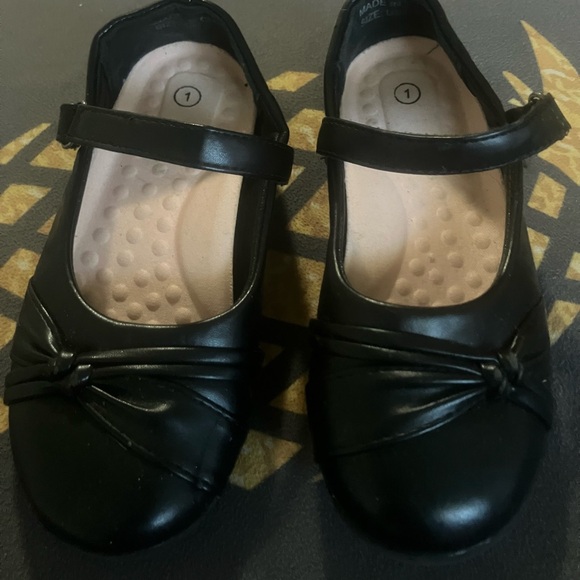 Selling size 1 Mary Jane style shoes only worn once perfect condition - Picture 2 of 3